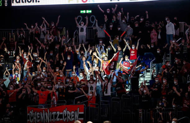 多年轻球迷 多年轻球迷